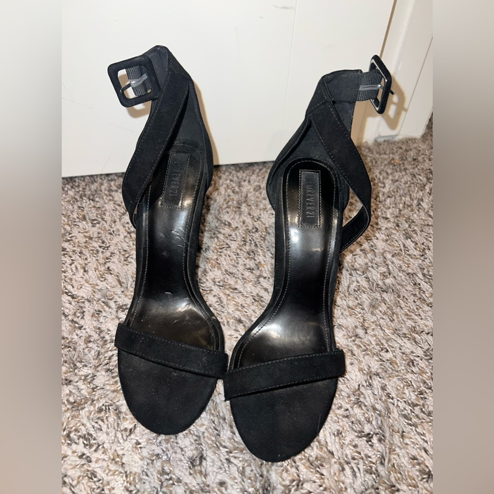Black strap (about) 4 inch heels